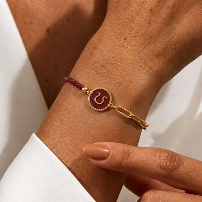 Pulsera del signo con piedras naturales en la muñeca